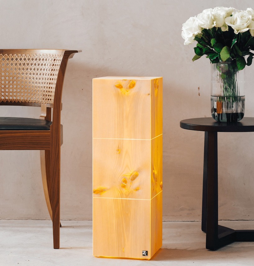 Die ZirbenLüfter® LAMP cube3.21 steht direkt auf dem Boden. Stehlampe, Zirbenholz, Cube